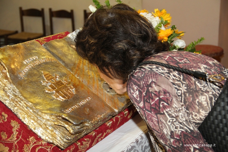 Alla fine della Messa i fedeli baciano le reliquie di Giovanni Paolo II, in religioso silenzio
