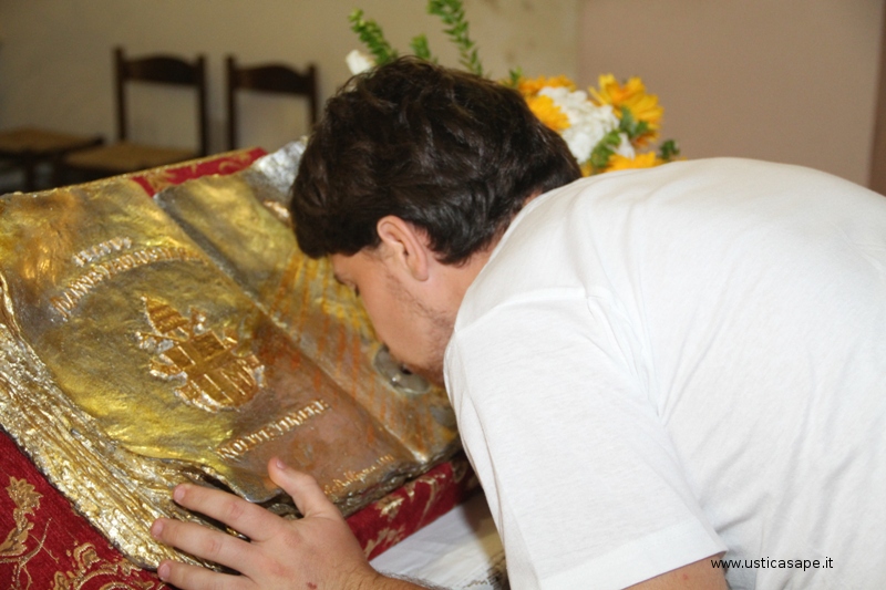 Alla fine della Messa i fedeli baciano le reliquie di Giovanni Paolo II, in religioso silenzio