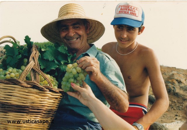 Nonno Pasqualino regala uva