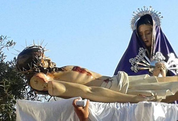 Gesù disteso, dopo la crocefissione,  e la Santissima Vergine piange di dolore 