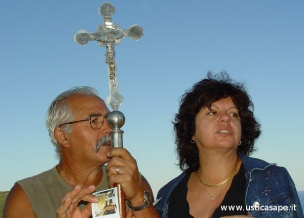 Pino e Mariuccia abbracciano la Croce 