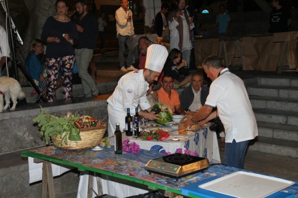 ricca degustazione di ricette tradizionali a base di prodotti locali, a cura dei ristoratori dell’isola