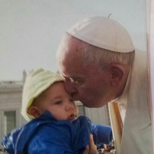 Papa Francesco bacia dolcemente il nostro piccolo Gaetano 