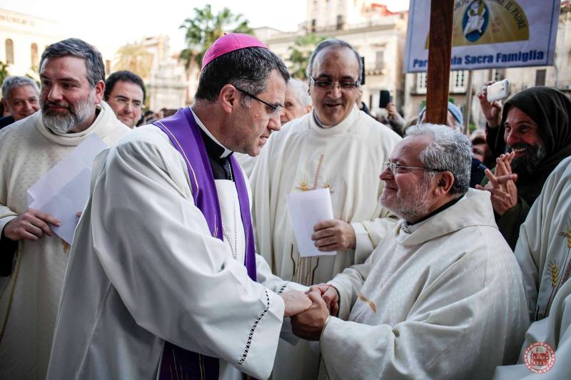 l'Arcivescovo di Palermo Mons. Corrado Lorefice saluta affettuosamente Padre Alessandro Manzone 