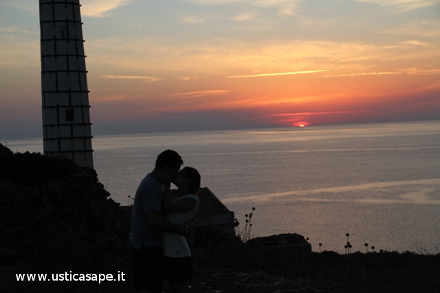 Innamorati Di Ustica Un Bacio Al Tramonto Ustica Sape