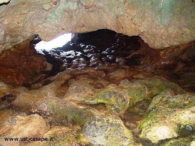 Ustica, pittoresco interno grotta segreta